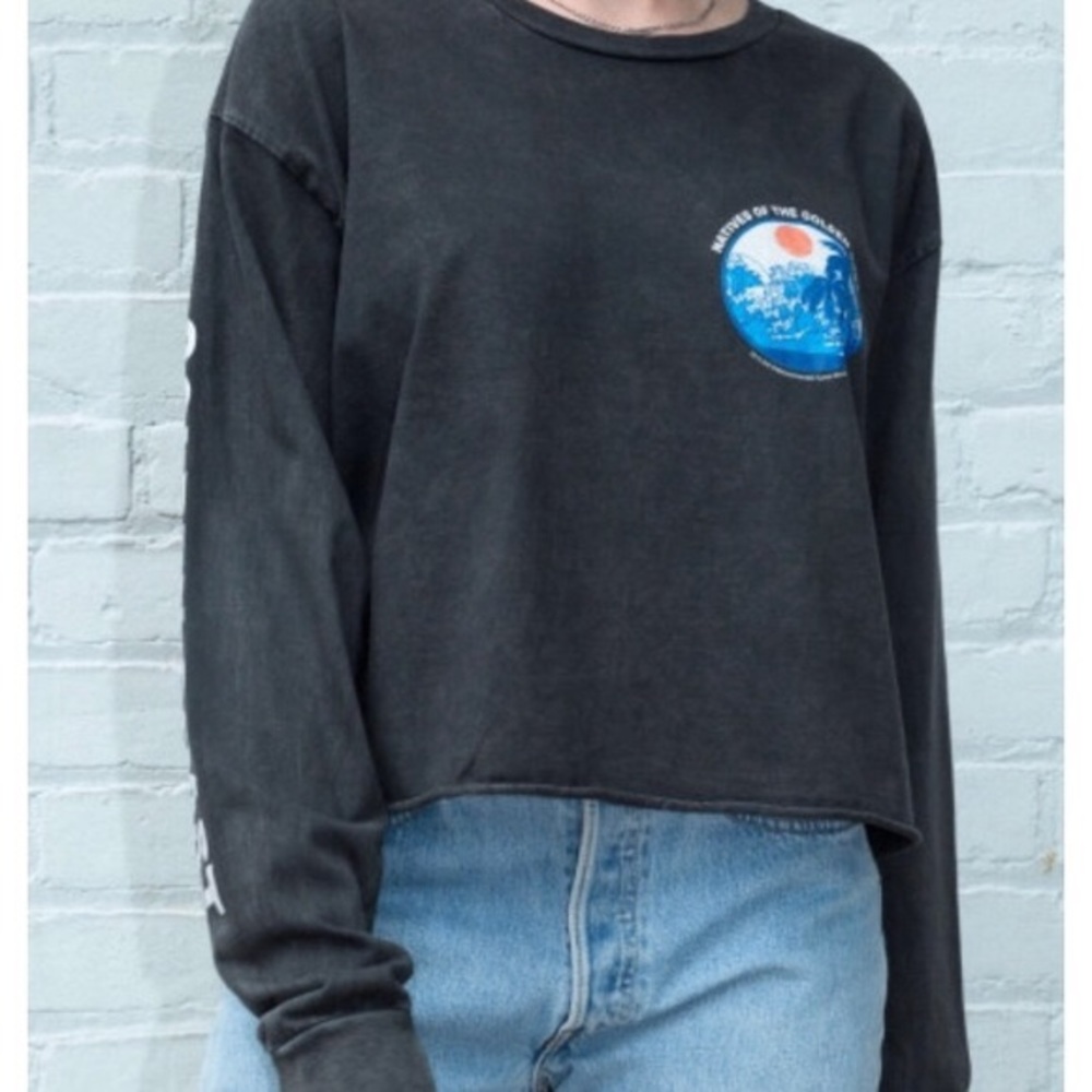 Brandy Melville Cropped Long Sleeve Graphic Top
